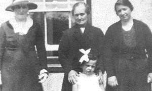 Anti Polly, Mamgu, Mam a chwaer T.Llew Jones